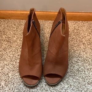 NWOB 8.5 open-toed camel block heeled booties